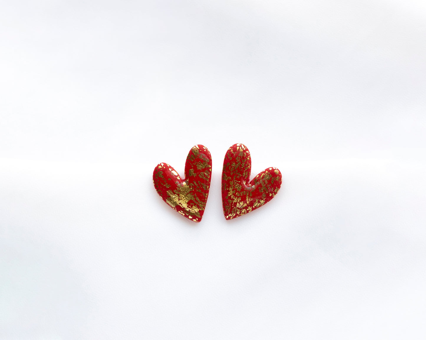 Aros corazón studs arcilla polimérica rojo pan de oro hechos a mano Santiago Chile