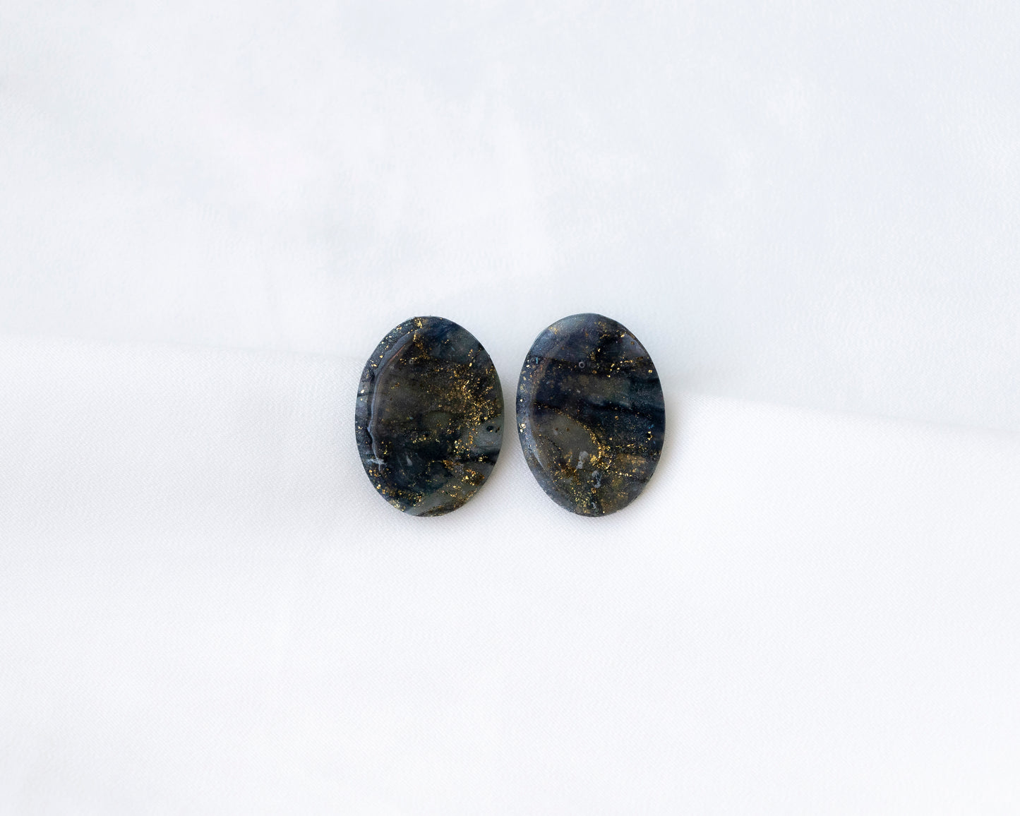 Aros Óvalo Medianoche — Arcilla Polimérica Negro con Pan de Oro, Hecho a Mano