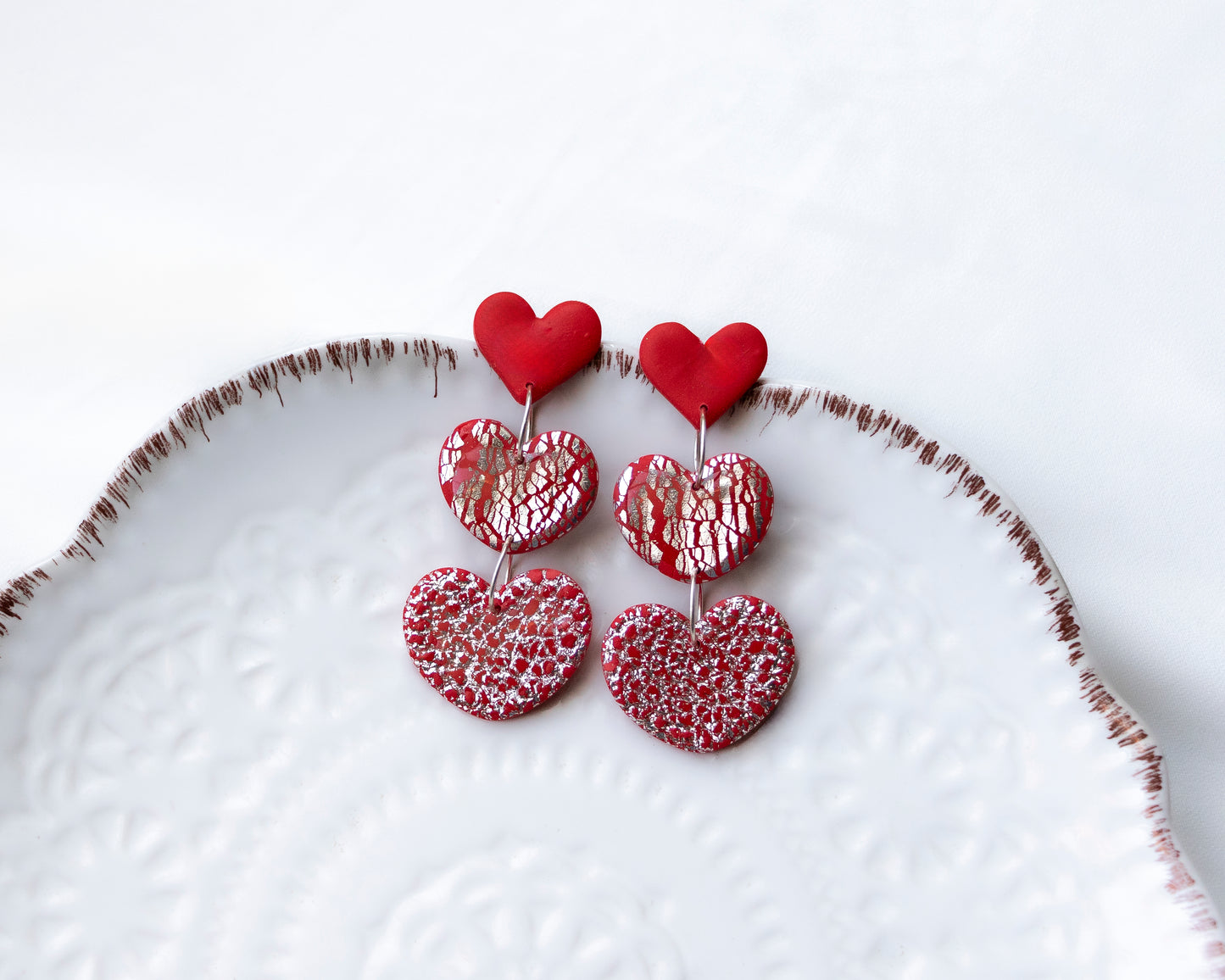 Aros Colgantes Trío Rojo — Tres Corazones Arcilla Polimérica Rojo y Plata, Hecho a Mano