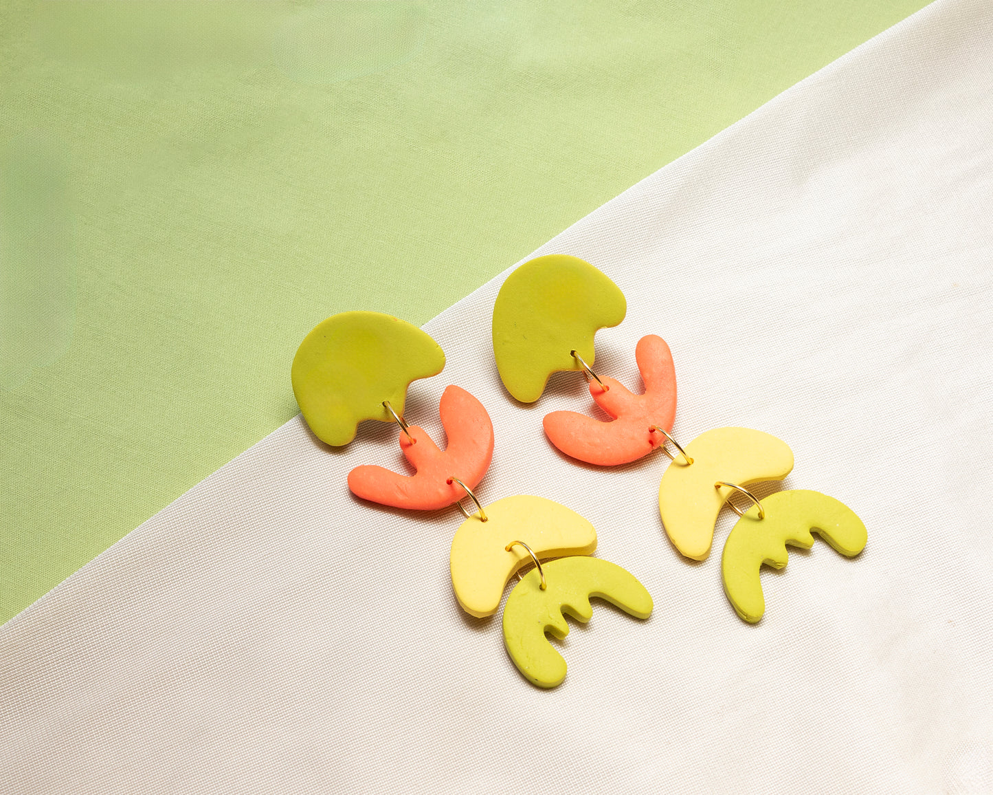 Aros colgantes articulados arcilla polimérica verde limón coral amarillo formas orgánicas hechos a mano Santiago Chile