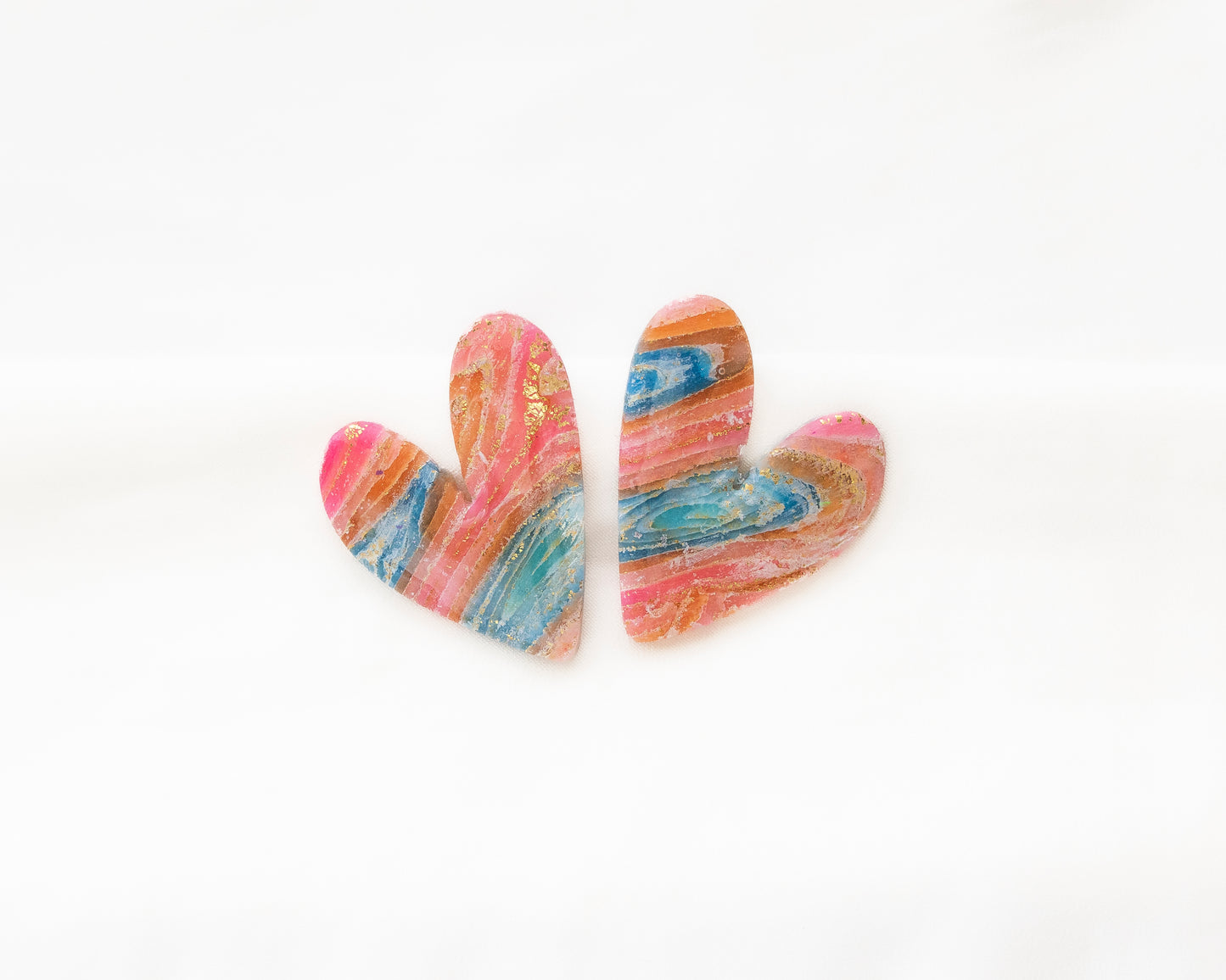 Aros Corazón Aurora — Arcilla Polimérica Multicolor con Pan de Oro, Hecho a Mano