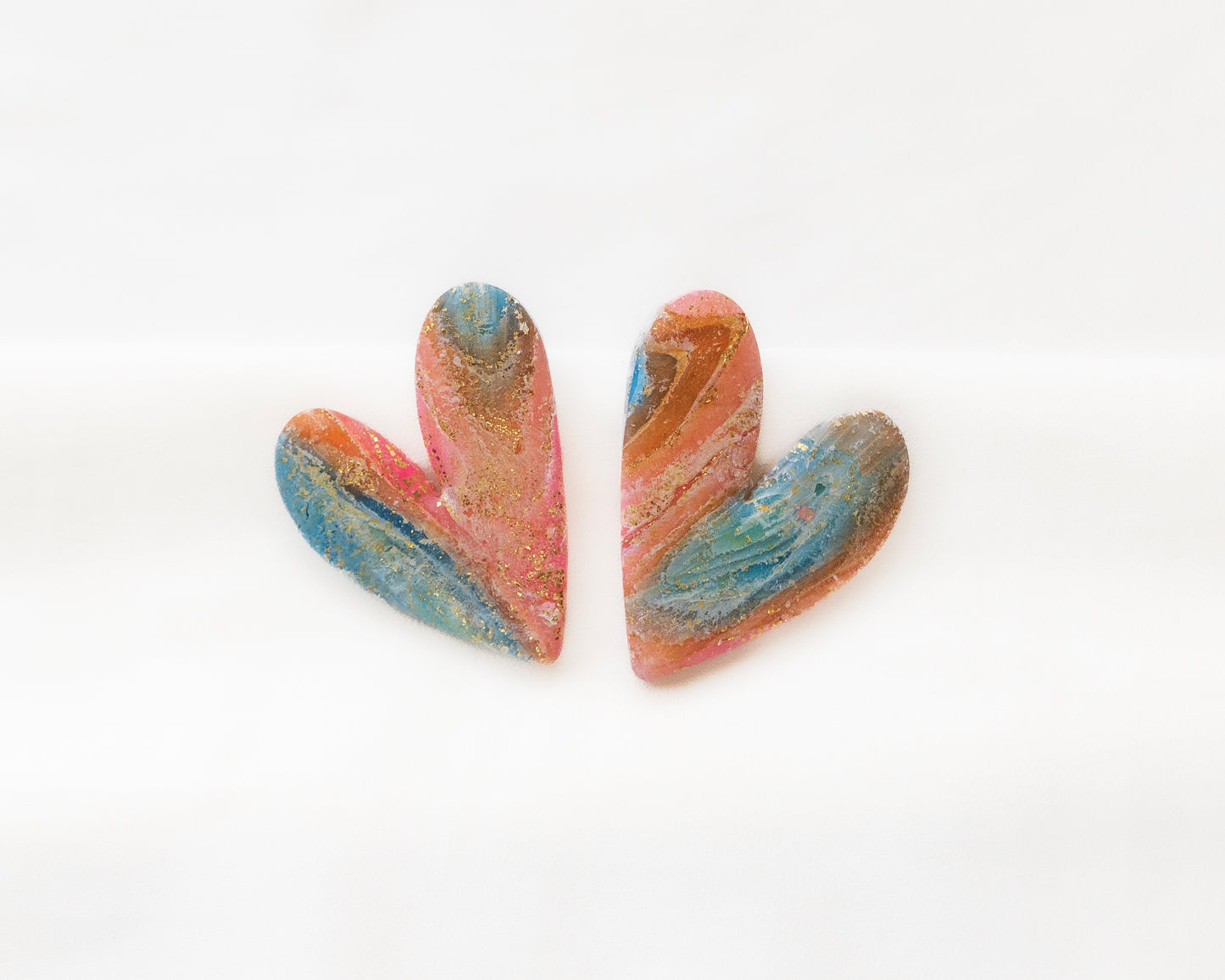 Aros Corazón Poniente — Arcilla Polimérica Multicolor con Pan de Oro, Hecho a Mano