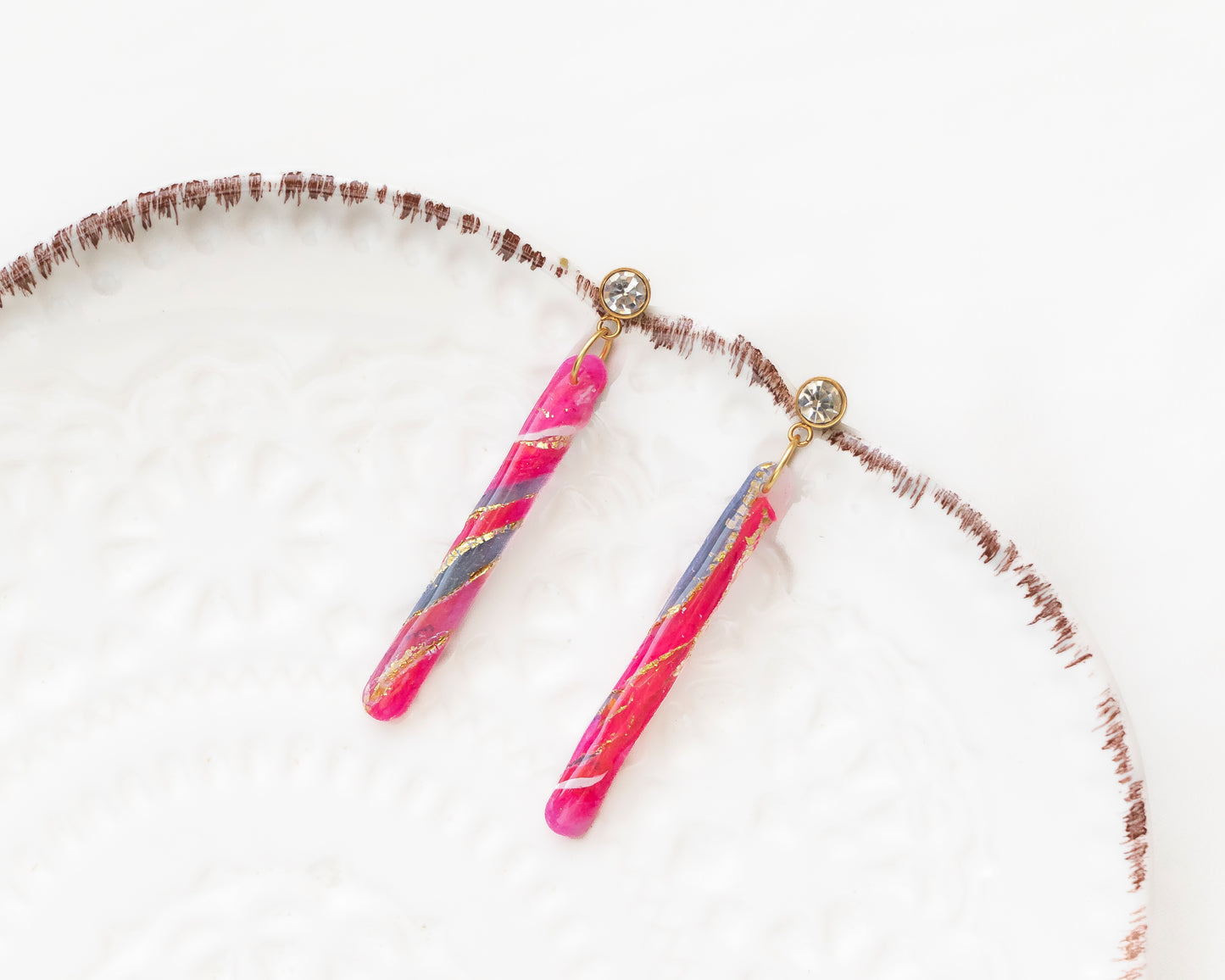 Aros Colgantes Eléctrica — Arcilla Polimérica Fucsia con Pan de Oro y Cristal, Hecho a Mano