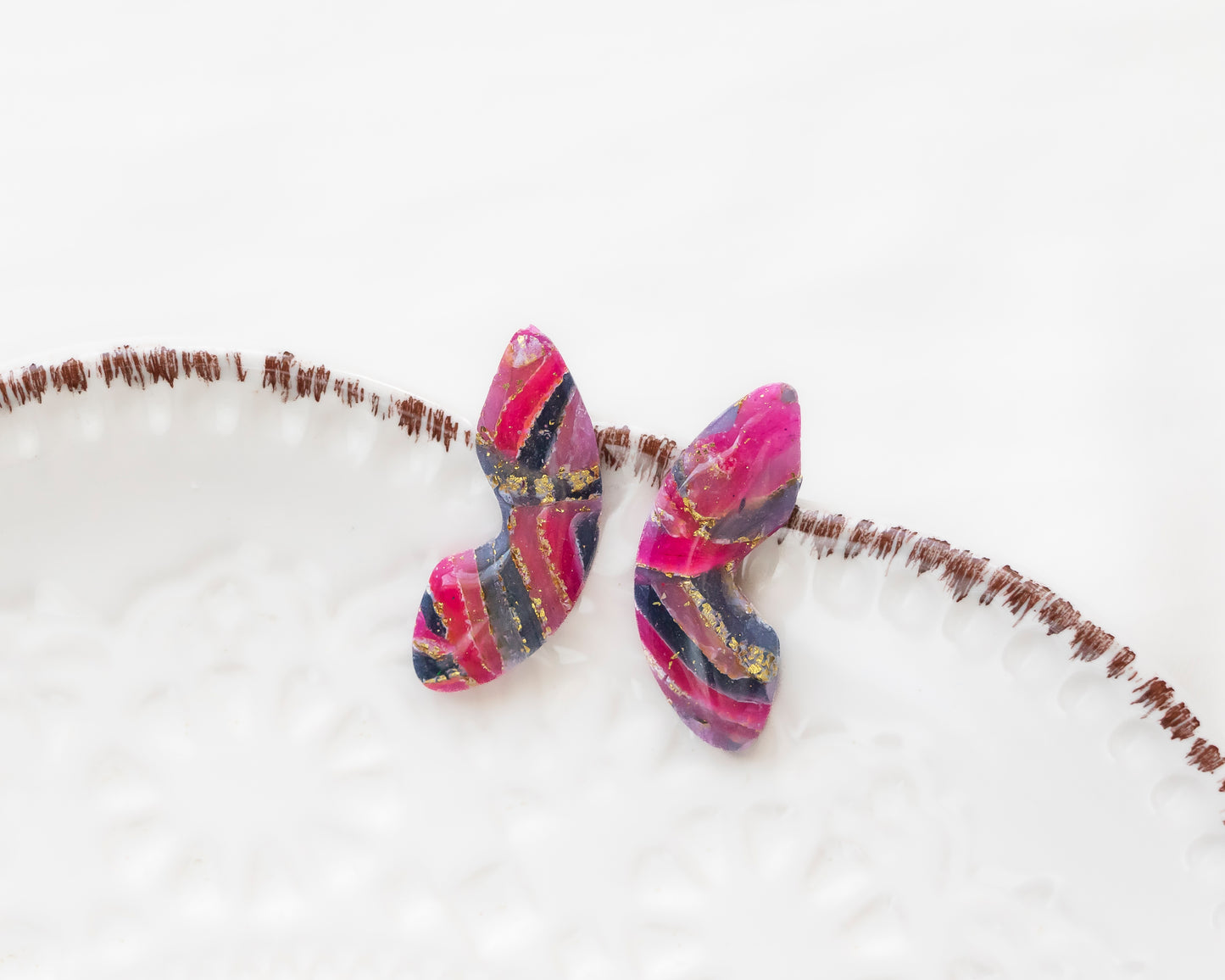 Aros orgánicos arcilla polimérica fucsia azul marino pan de oro hechos a mano Santiago Chile