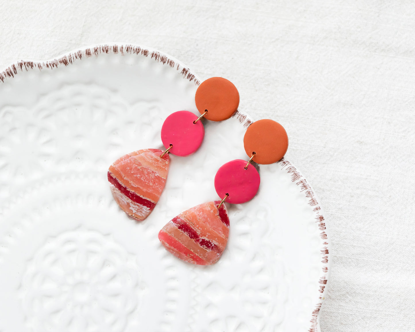 Aros Colgantes Solsticio — Arcilla Polimérica Naranja Terracota y Fucsia con Pan de Oro, Hecho a Mano