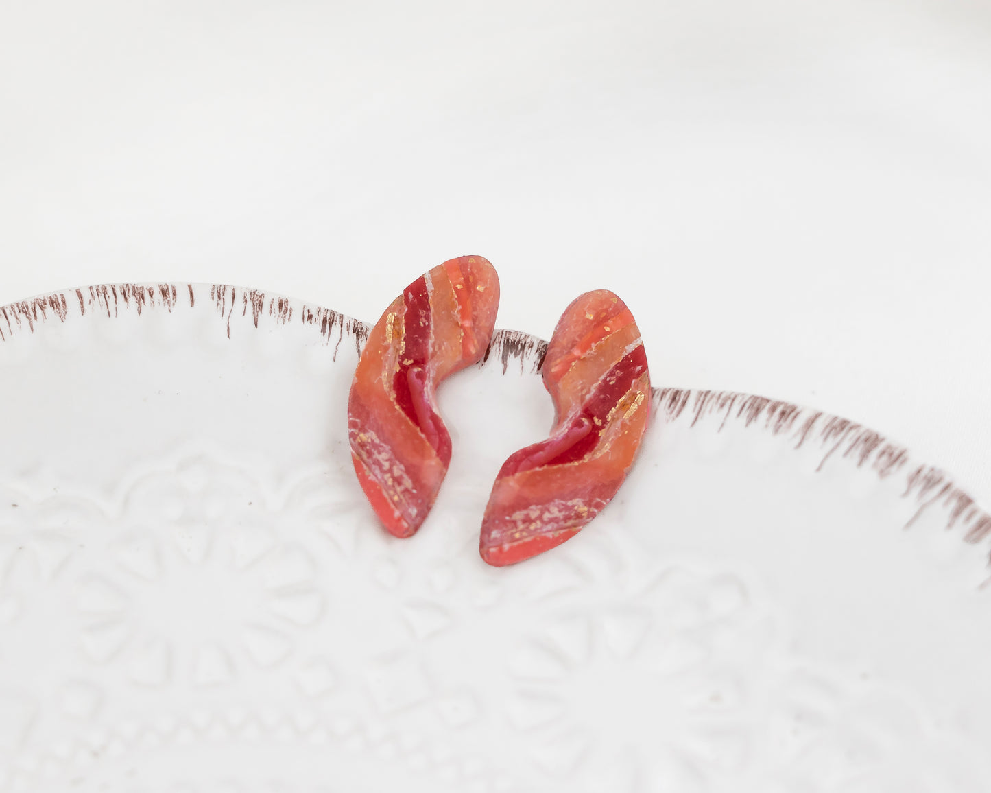 Aros Studs Magma — Arcilla Polimérica Rojo Terracota con Pan de Oro, Hecho a Mano