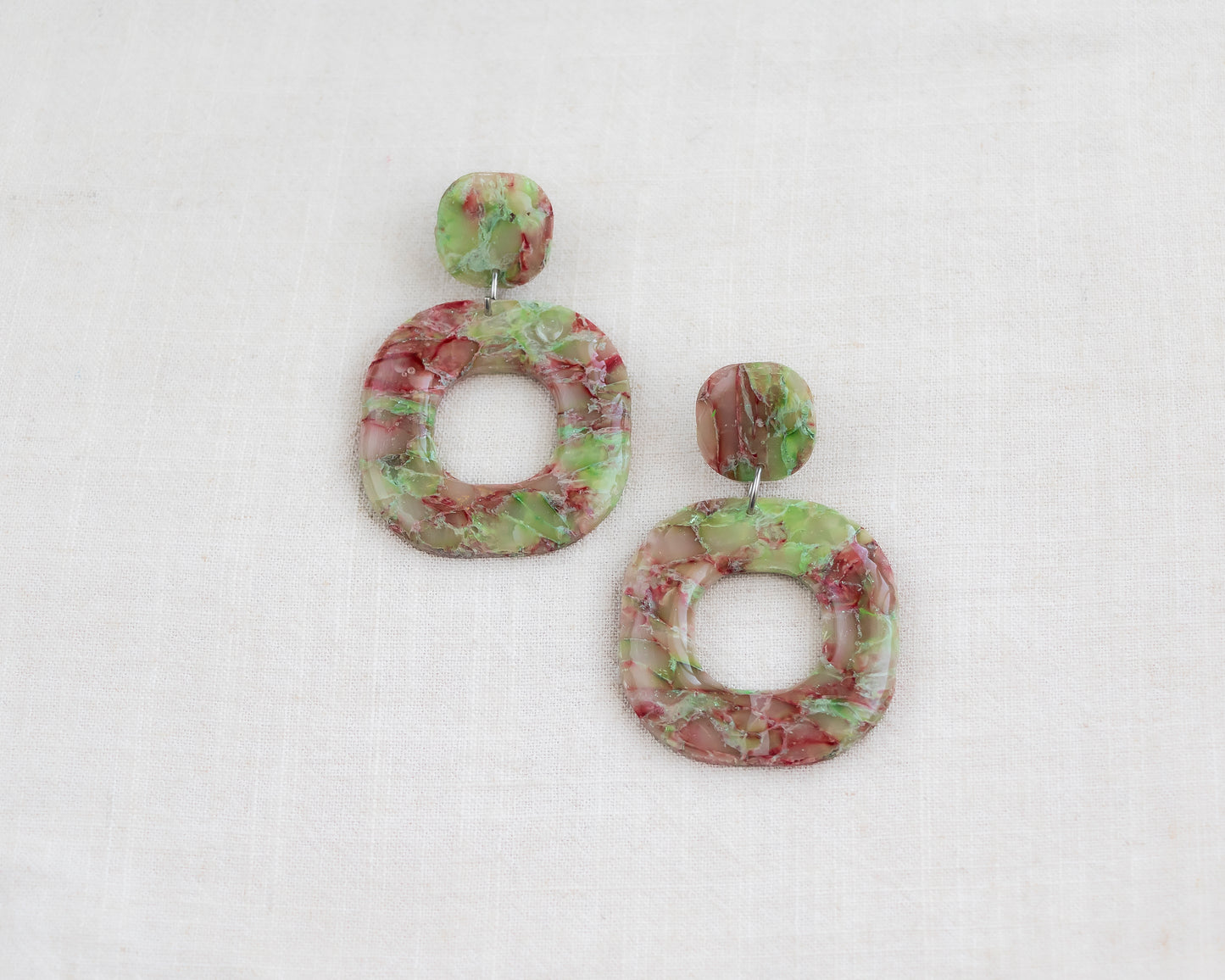Aros Colgantes Enredadera — Arcilla Polimérica Verde Lima y Rojo Veteado, Hecho a Mano