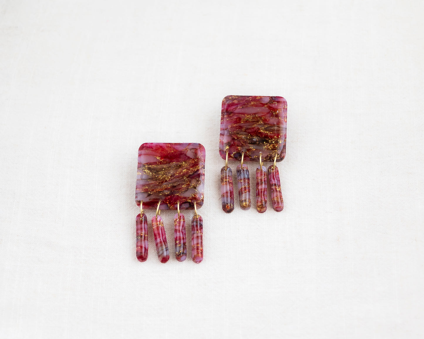 Aros Colgantes Boreal — Resina Burdeo Malva con Pan de Oro, Hecho a Mano