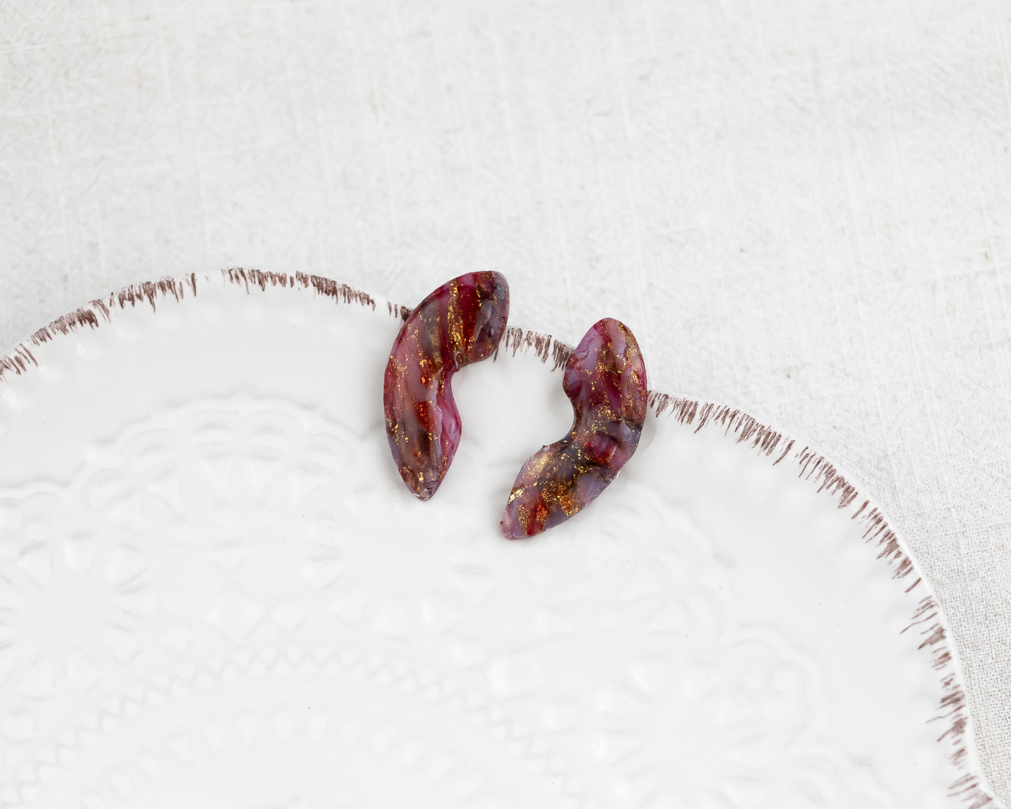 Aros Studs Nebulosa — Arcilla Polimérica con Resina y Pan de Oro, Hecho a Mano