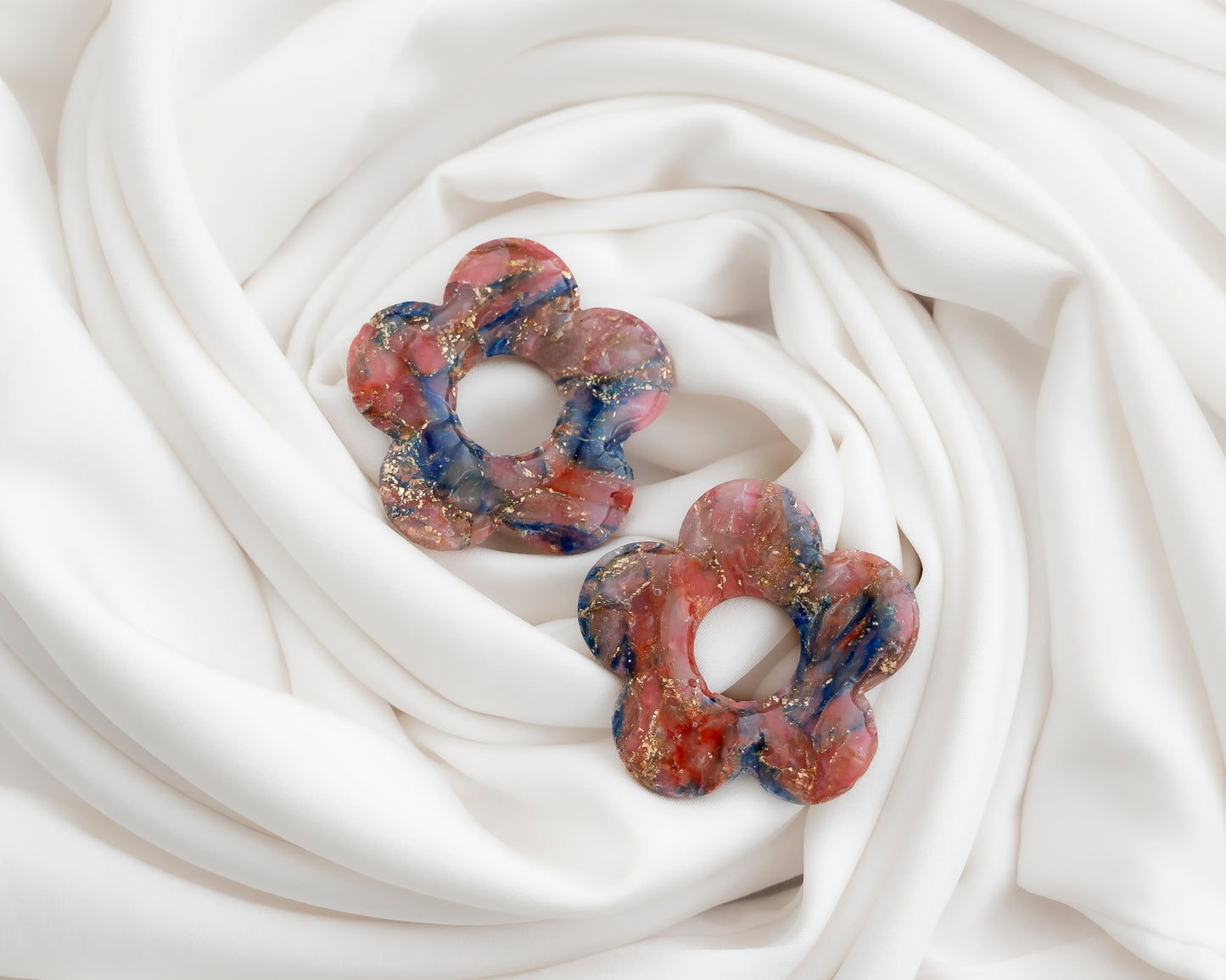 Aros Studs Peonía — Arcilla Polimérica Rosa y Azul Índigo con Pan de Oro, Hecho a Mano