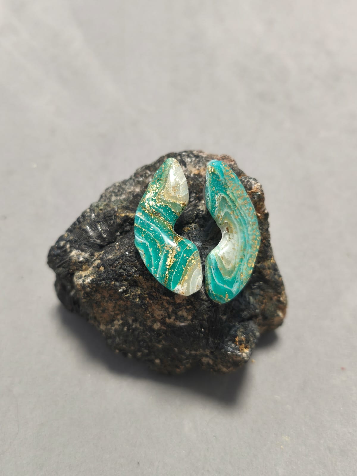 Aros Twist Pacífica — Arcilla Polimérica Turquesa y Pan de Oro, Hecho a Mano