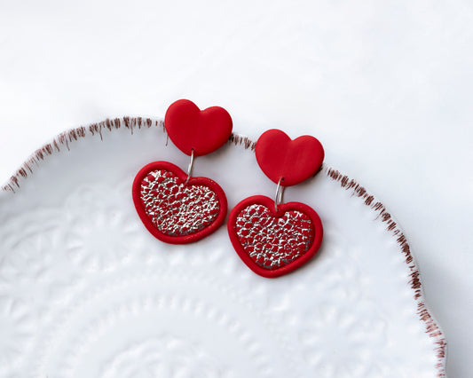 Aros Colgantes Carmín — Arcilla Polimérica Rojo con Pan de Plata, Hecho a Mano