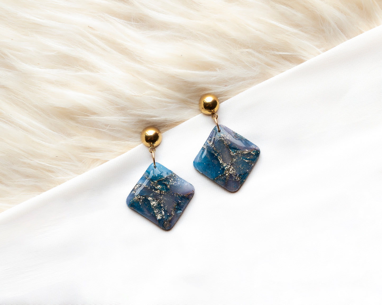 Aros Colgantes Zafiro — Arcilla Polimérica Azul con Pan de Oro y Esfera Dorada, Hecho a Mano
