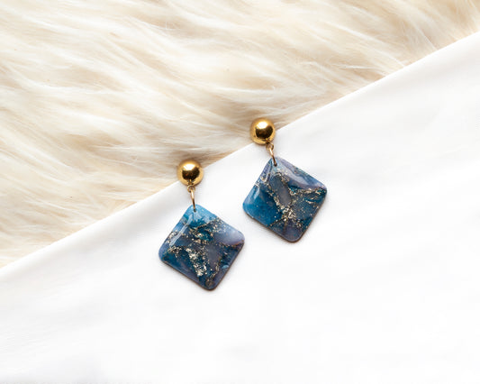 Aros Colgantes Zafiro — Arcilla Polimérica Azul con Pan de Oro y Esfera Dorada, Hecho a Mano