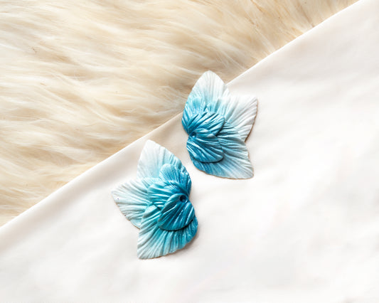 Aros pétalo textura tallada arcilla polimérica azul celeste nacarado degradado blanco hechos a mano Santiago Chile