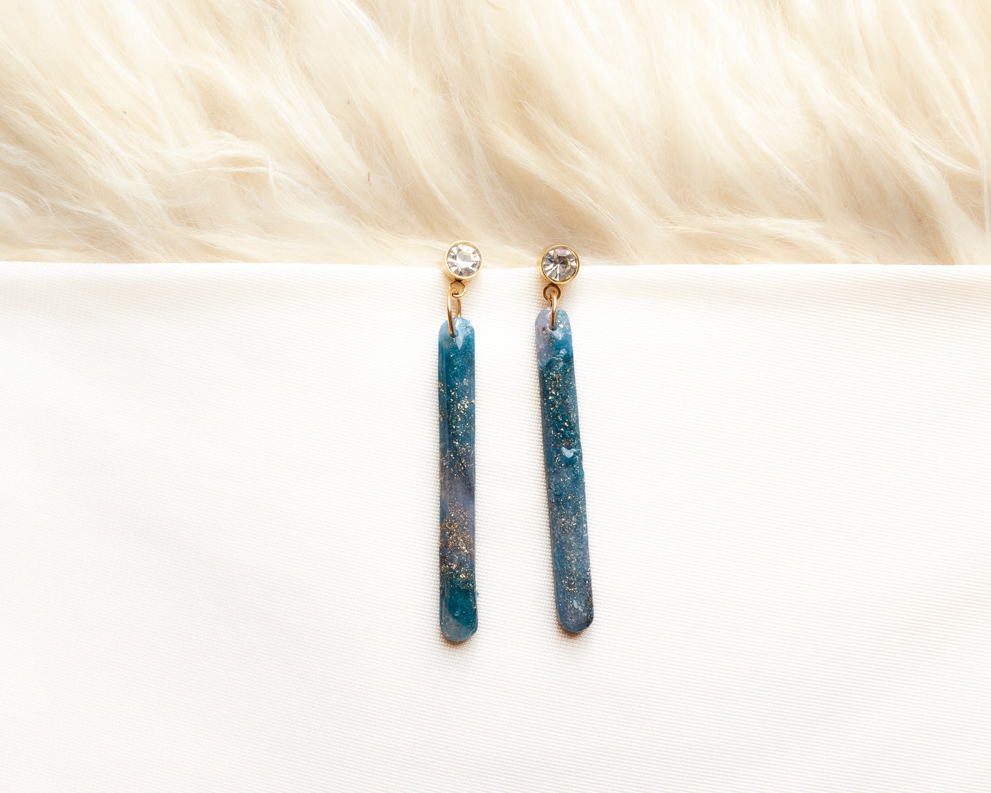 Aros colgantes barra arcilla polimérica azul petróleo pan de oro stud cristal dorado hechos a mano Santiago Chile