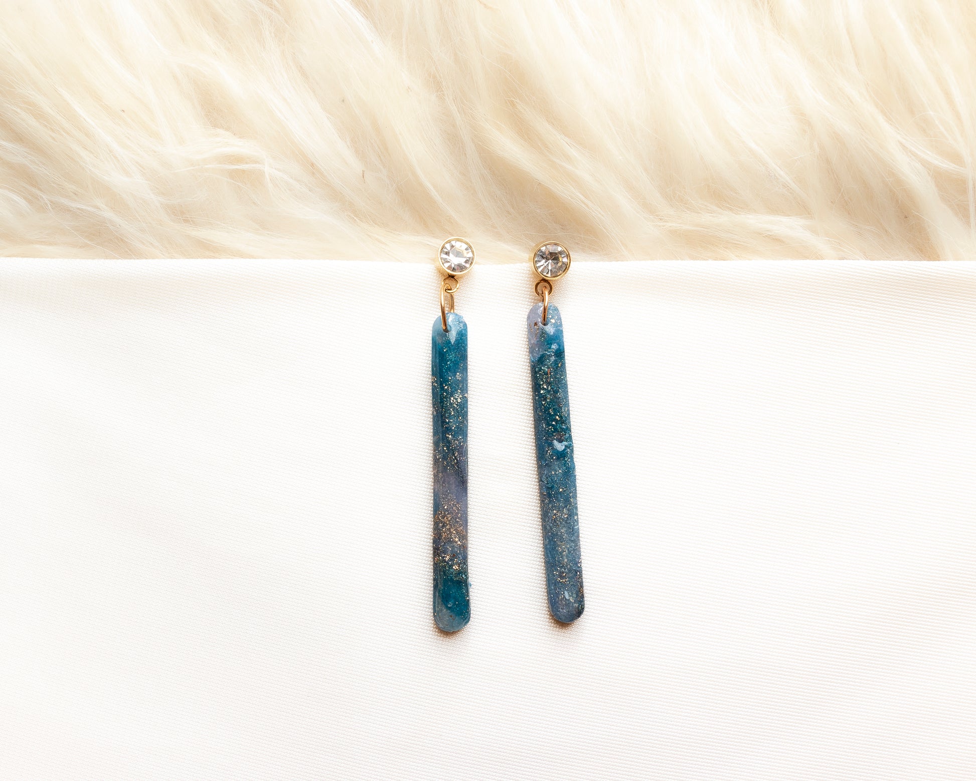 Aros colgantes barra arcilla polimérica azul petróleo pan de oro stud cristal dorado hechos a mano Santiago Chile