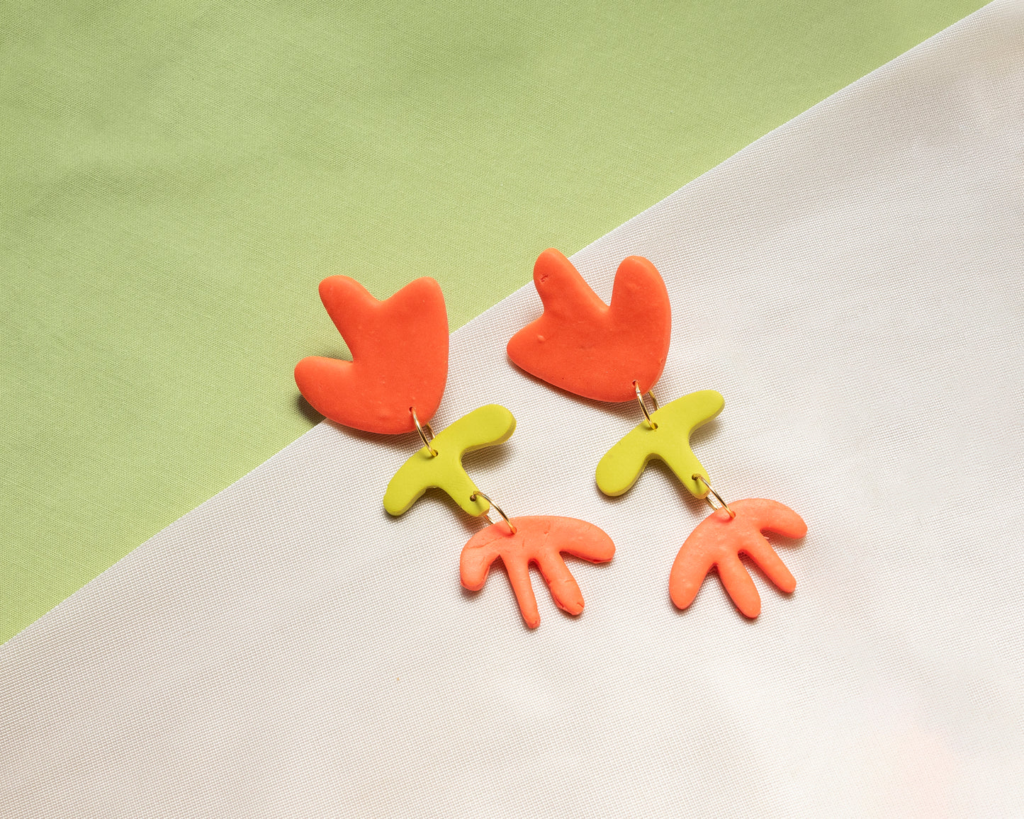 Aros Colgantes Matisse — Arcilla Polimérica Naranja y Verde Lima, Hecho a Mano