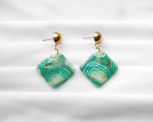 Aros Colgantes Turquesa — Arcilla Polimérica Turquesa con Pan de Oro y Esfera Dorada, Hecho a Mano