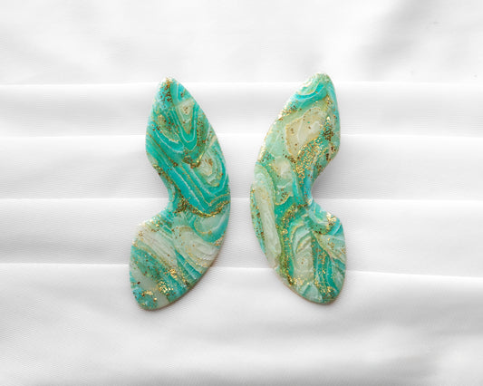 Aros Studs Ola — Arcilla Polimérica Turquesa con Pan de Oro, Hecho a Mano