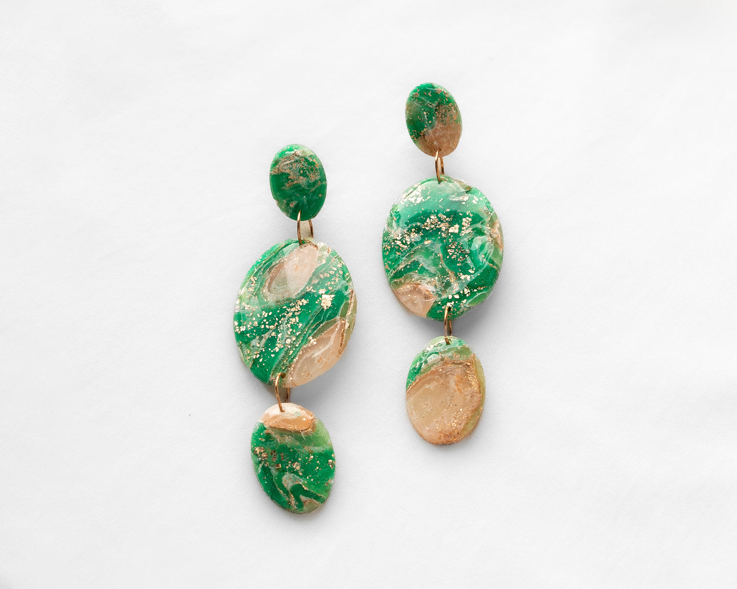 Aros Colgantes Selva — Arcilla Polimérica Verde Esmeralda con Pan de Oro, Hecho a Mano