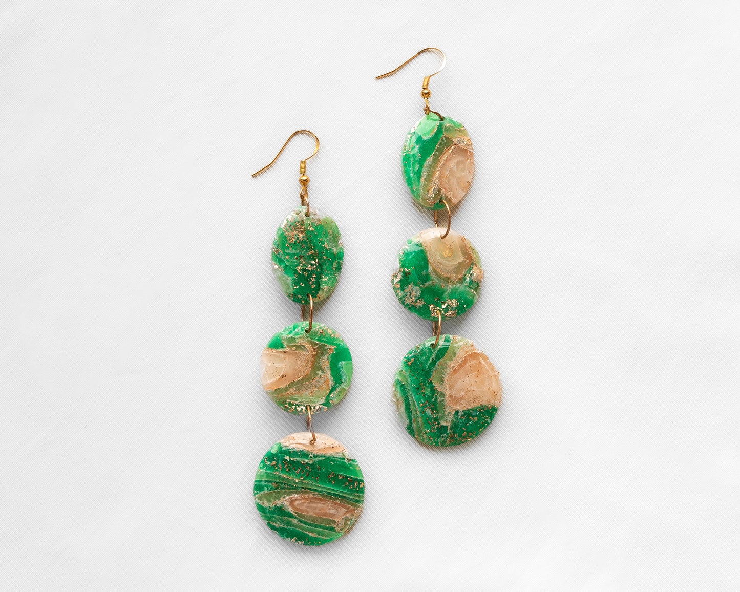 Aros colgantes tres círculos articulados arcilla polimérica verde esmeralda beige pan de oro hechos a mano Santiago Chile