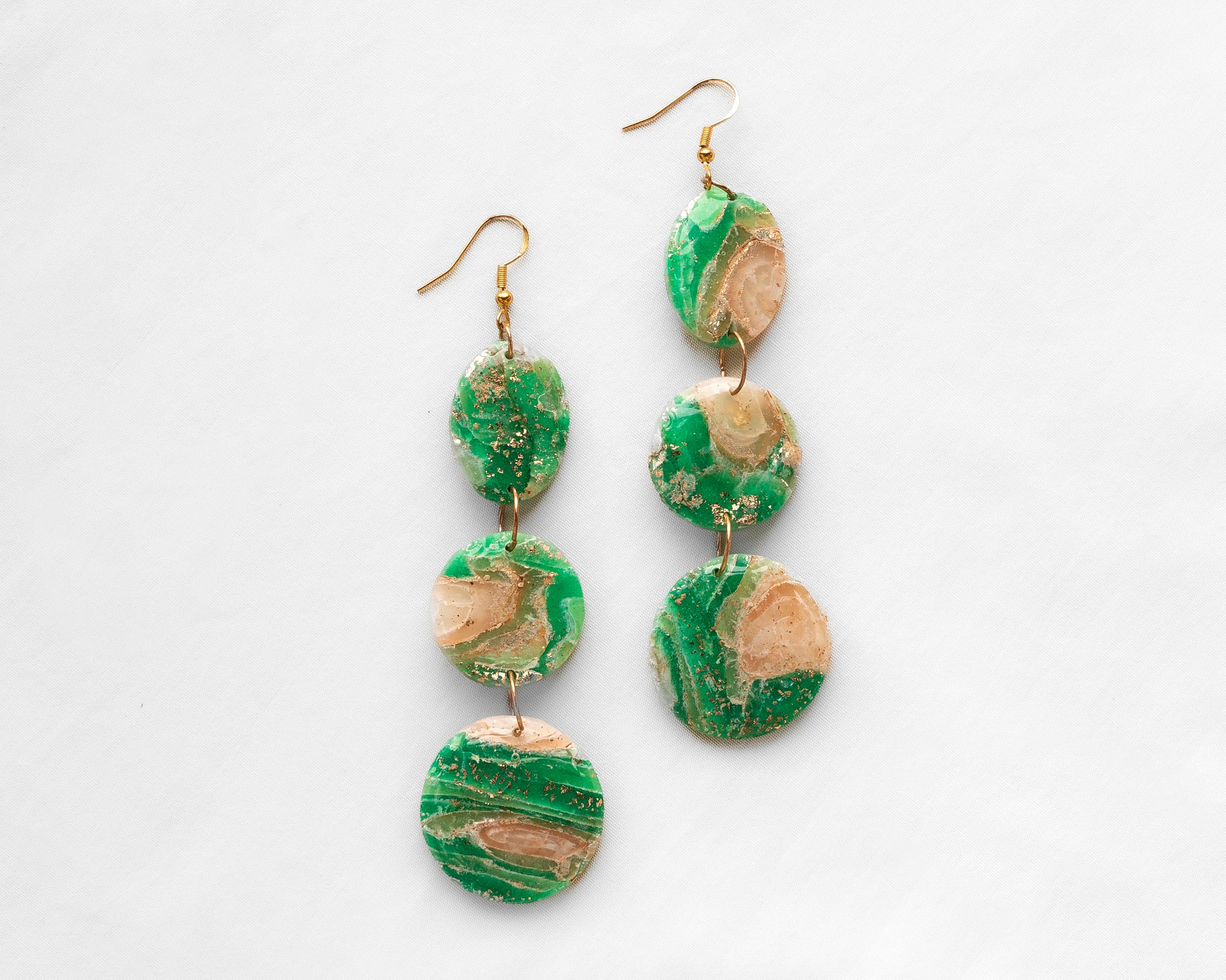 Aros colgantes tres círculos articulados arcilla polimérica verde esmeralda beige pan de oro hechos a mano Santiago Chile