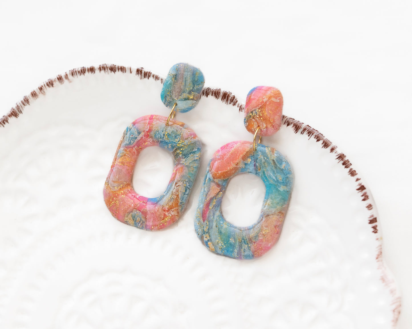Aros Colgantes Horizonte — Arcilla Polimérica Multicolor con Pan de Oro, Hecho a Mano