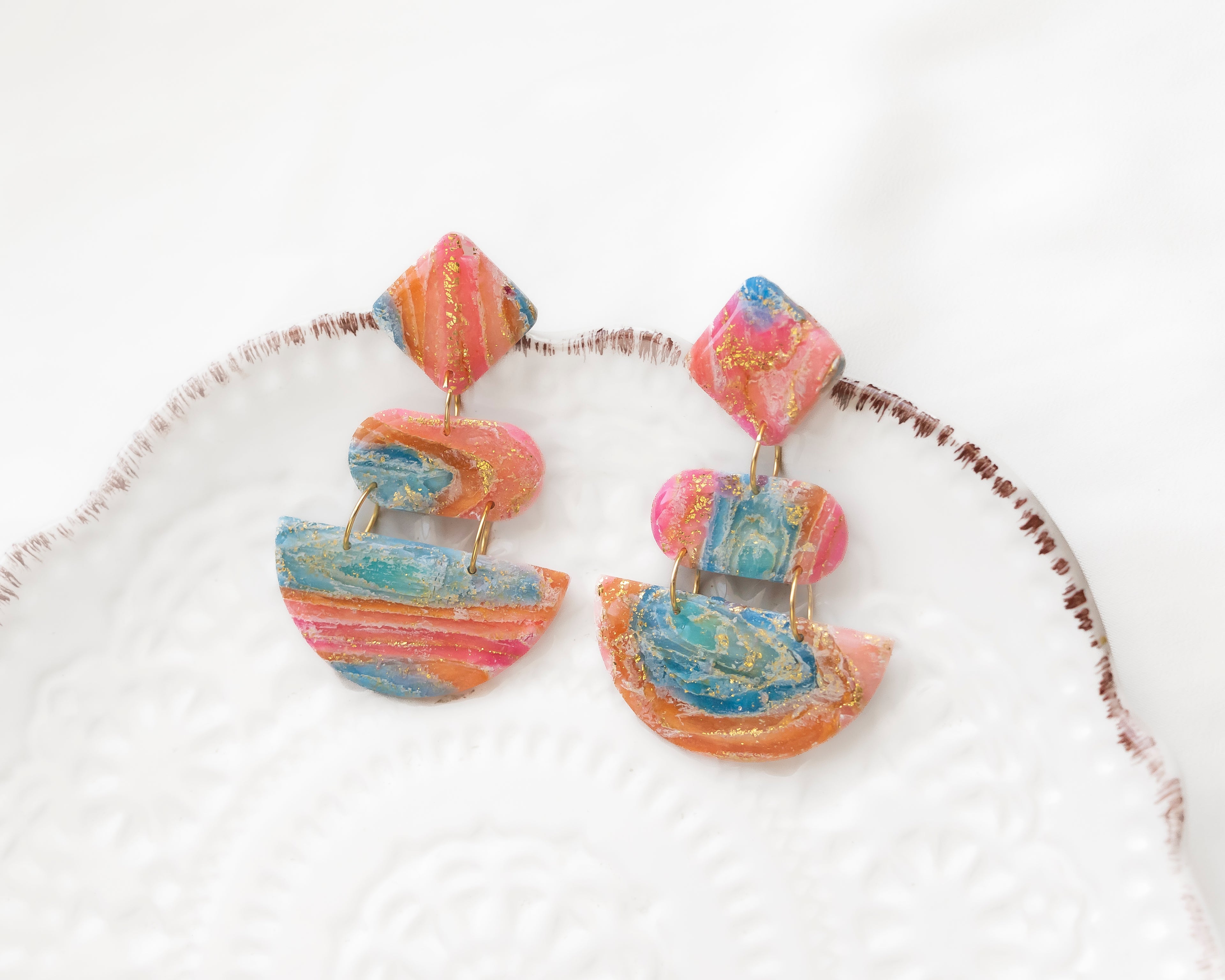 Aros colgantes articulados arcilla polimérica multicolor coral rosa azul pan de oro hechos a mano Santiago Chile