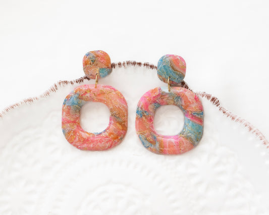 Aros Colgantes Verano — Arcilla Polimérica Multicolor con Pan de Oro, Hecho a Mano