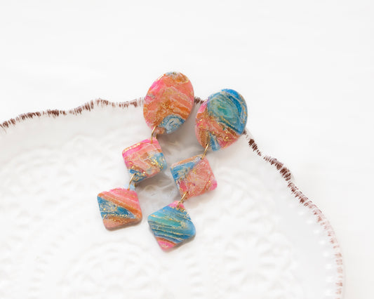 Aros Colgantes Confeti — Arcilla Polimérica Multicolor con Pan de Oro, Hecho a Mano