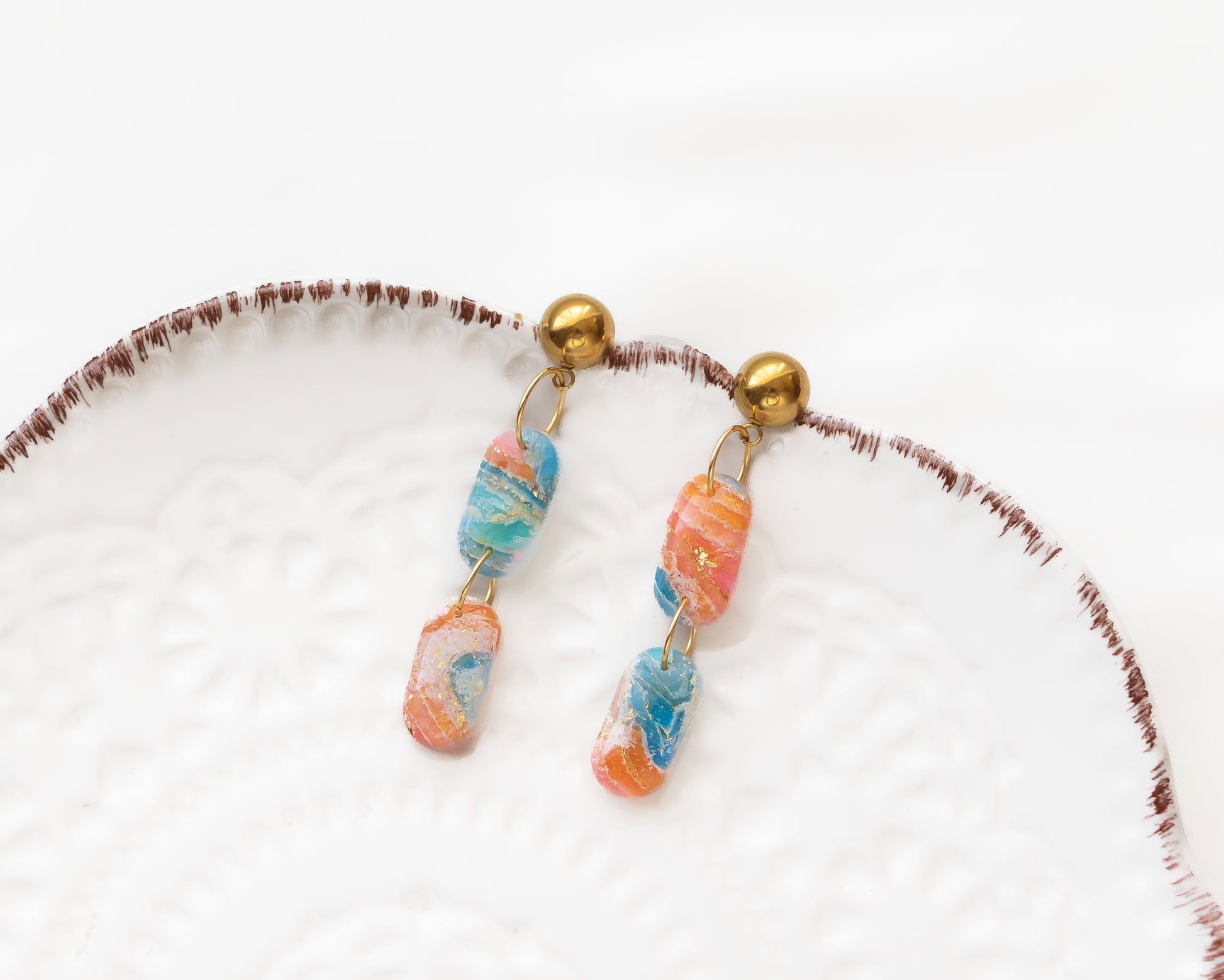 Aros colgantes arcilla polimérica coral azul turquesa pan de oro stud dorado hechos a mano Santiago Chile