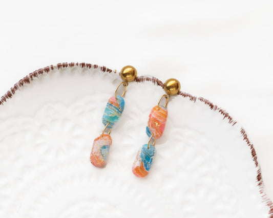 Aros colgantes arcilla polimérica coral azul turquesa pan de oro stud dorado hechos a mano Santiago Chile