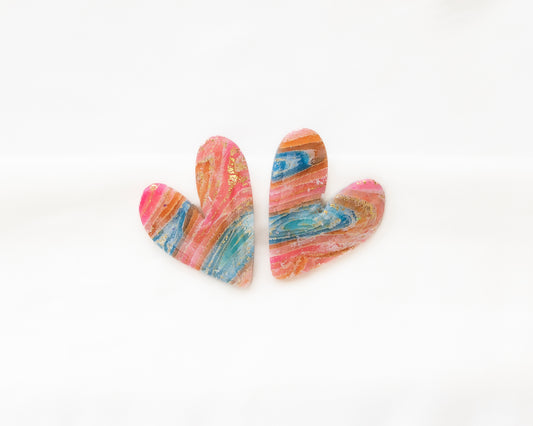 Aros Corazón Aurora — Arcilla Polimérica Multicolor con Pan de Oro, Hecho a Mano