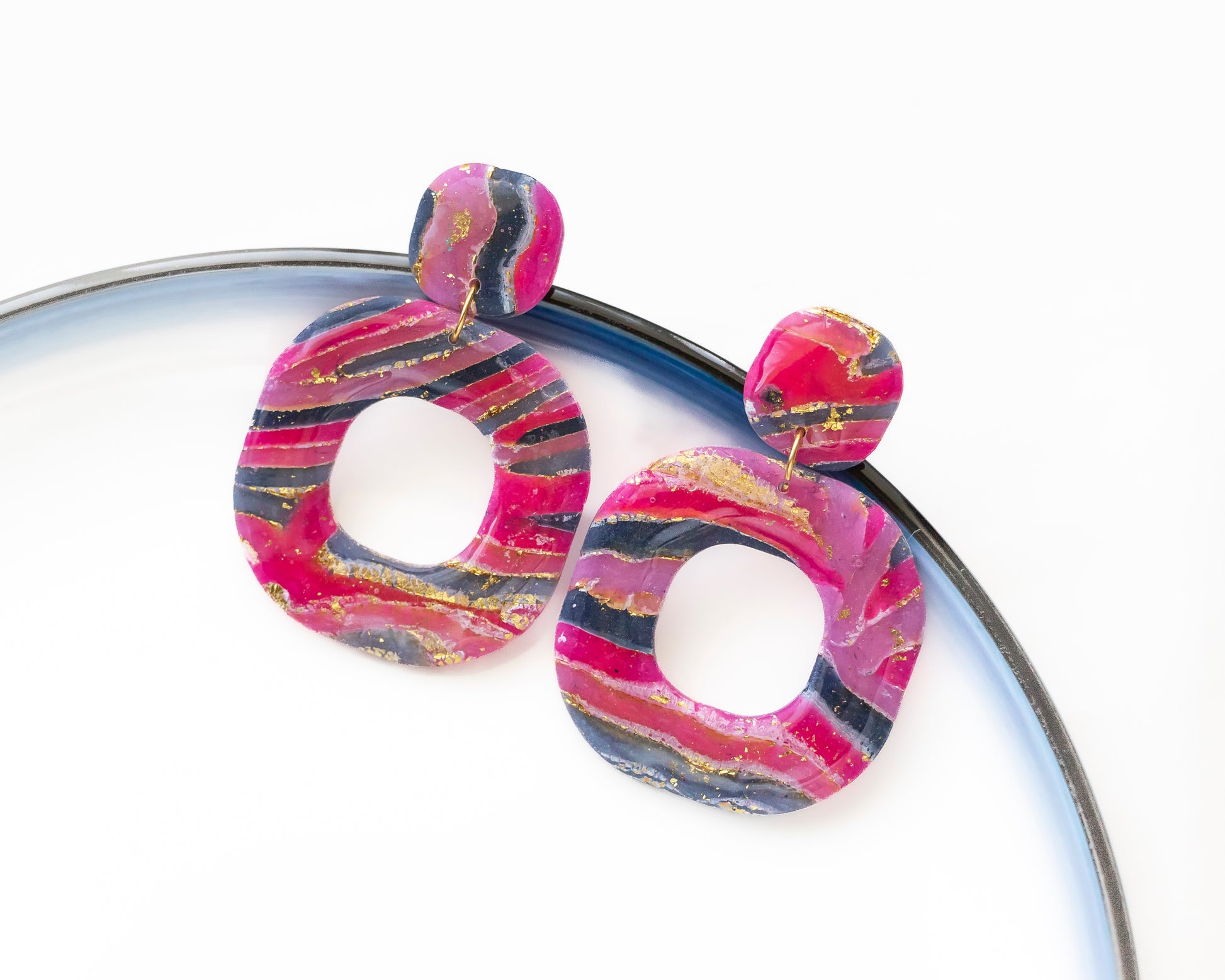 Aros calados circulares arcilla polimérica magenta negro pan de oro hechos a mano Santiago Chile