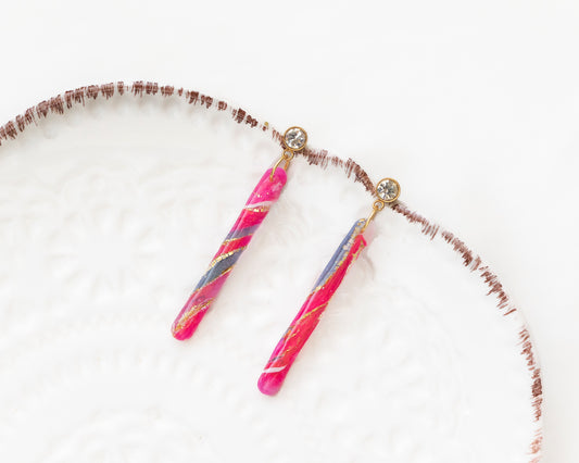 Aros Colgantes Eléctrica — Arcilla Polimérica Fucsia con Pan de Oro y Cristal, Hecho a Mano