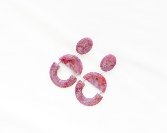Aros Colgantes Ciclamen — Arcilla Polimérica Malva con Destellos Plateados, Hecho a Mano