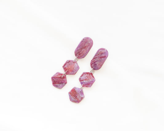 Aros Colgantes Amatista — Arcilla Polimérica Malva con Destellos Plateados, Hecho a Mano