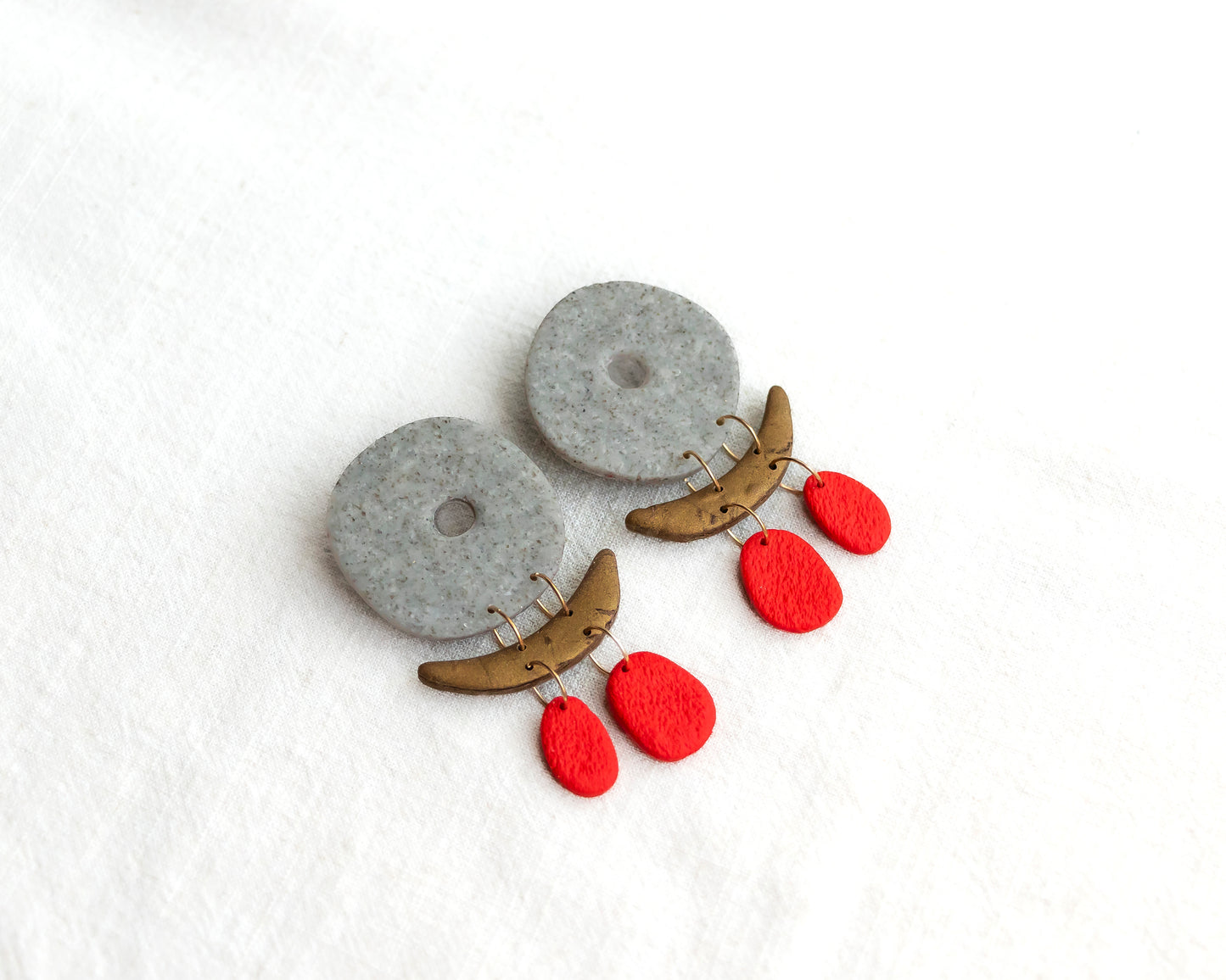 Aros Colgantes Tótem — Arcilla Polimérica Gris Granito con Bronce y Rojo Neón, Hecho a Mano