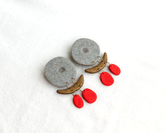 Aros Colgantes Tótem — Arcilla Polimérica Gris Granito con Bronce y Rojo Neón, Hecho a Mano