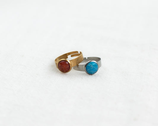 Anillo Cápsula T — Arcilla Polimérica con Montura Dorada Ajustable, Hecho a Mano