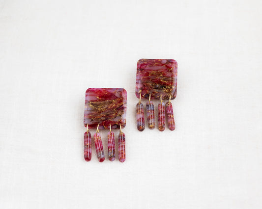 Aros Colgantes Boreal — Resina Burdeo Malva con Pan de Oro, Hecho a Mano