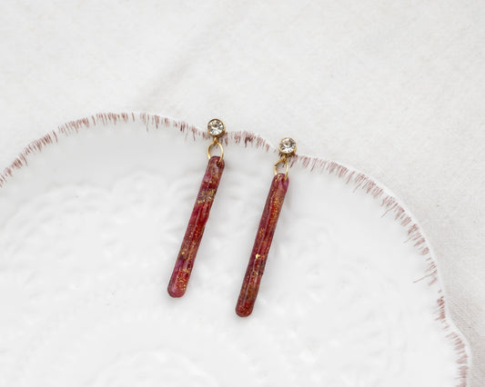 Aros Colgantes Cenit — Arcilla Polimérica Burdeo con Cristal y Pan de Oro, Hecho a Mano